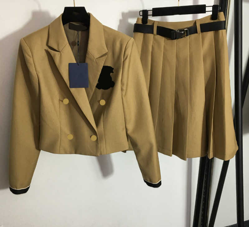 Designer Womens Two Piece Dress Double-breasted Lapel Long Sleeved Jacket Collocation Safety Belt High-waisted Pleated Skirts Fashion Slit Skirt Suits 2 Colors 1970
Designer Womens Two Piece Dress Double-breasted Lapel Long Sleeved Jacket Collocation Safety Belt High-waisted Pleated Skirts Fashion Slit Skirt Suits 2 Colors 1970