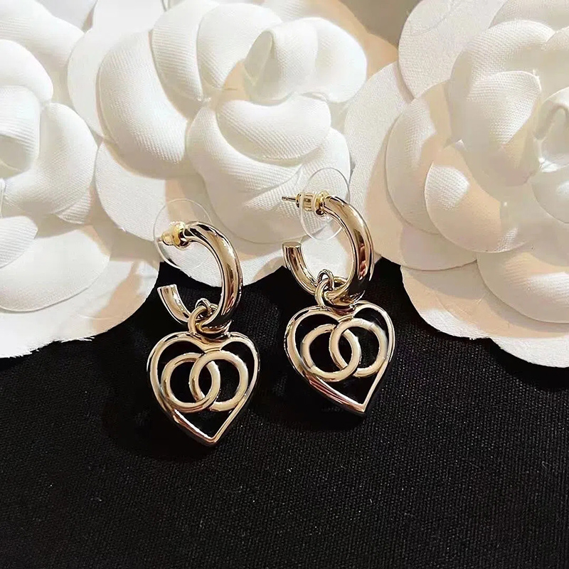 Retro Women Designers Stud Jewelry Love Shape Earring S925silver Earrings Ear Stud Womens Designer Studs Metal Letter C 22102806
Retro Women Designers Stud Jewelry Love Shape Earring S925silver Earrings Ear Stud Womens Designer Studs Metal Letter C 22102806