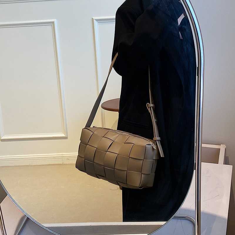 Luxurious Designer Bottess bags Venetas High grade popular casual women's 2022 new summer single shoulder woven simple texture, White
Luxurious Designer Bottess bags Venetas High grade popular casual women's 2022 new summer single shoulder woven simple texture, White