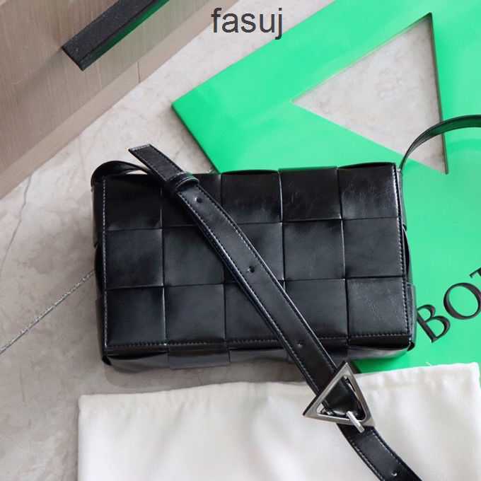 Fashion Ladies Bottess bags Venetas 2022 new brand leather light luxury Plaid men's Cowhide woven small square Single Shoulder Messenger, Black
Fashion Ladies Bottess bags Venetas 2022 new brand leather light luxury Plaid men's Cowhide woven small square Single Shoulder Messenger, Black