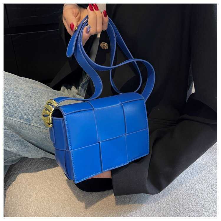Luxurious Designer Bottess bags Venetas Woven Women's 2022 spring and summer new fashion small crowd waist Versatile one shoulder have a logo, Khaki
Luxurious Designer Bottess bags Venetas Woven Women's 2022 spring and summer new fashion small crowd waist Versatile one shoulder have a logo, Khaki