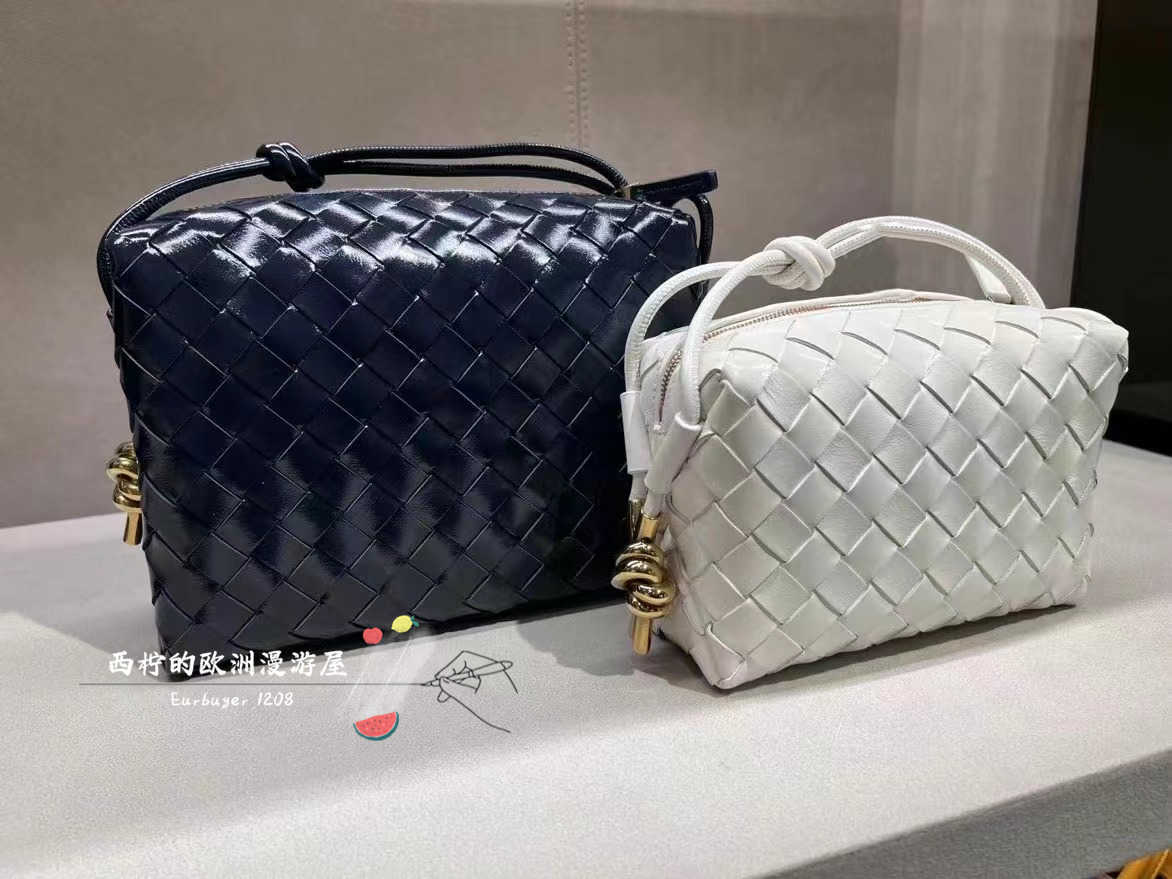 Classic fashion woven Bottess bags Venetas cross-country camera 22 New Metal Bu le Patent Leather Glossy Case Woven Mini Loop Camera have logo, Black
Classic fashion woven Bottess bags Venetas cross-country camera 22 New Metal Bu le Patent Leather Glossy Case Woven Mini Loop Camera have logo, Black