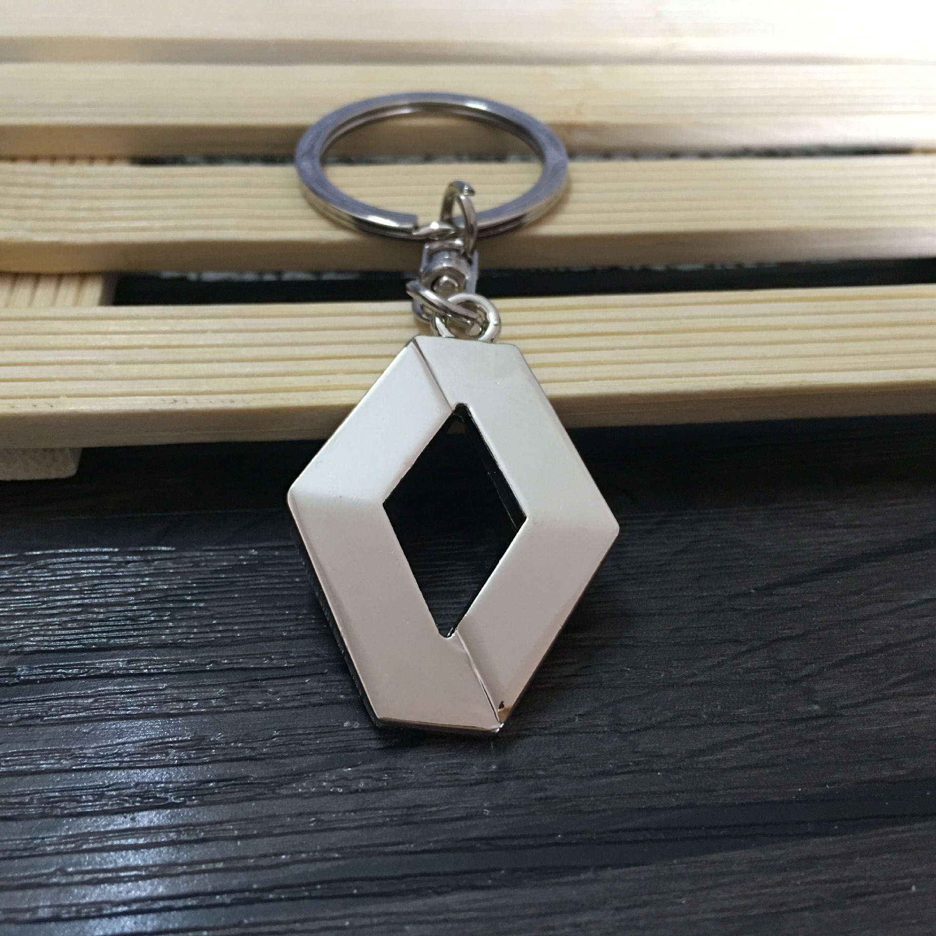 3D Metal Car Keychain for Renault 1Pc Fashion Brand New Auto Supplies Emblem Key chain Reynolds Car Accessories