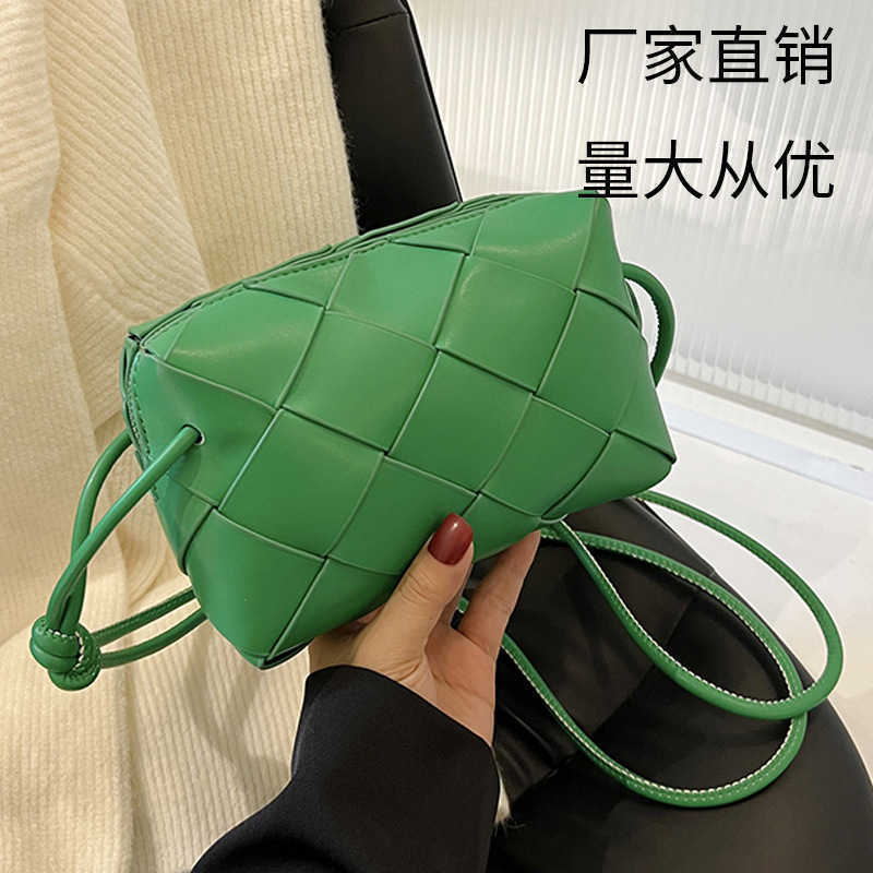 Classic fashion woven Bottess bags Venetas cross-country camera Autumn and winter 2022 new texture niche PU leather plaid shoulder messenger small sq have logo, Small green
Classic fashion woven Bottess bags Venetas cross-country camera Autumn and winter 2022 new texture niche PU leather plaid shoulder messenger small sq have logo, Small green