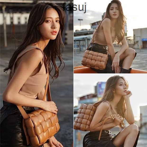 Fashion Ladies Bottess bags Venetas Leather woven large lattice pillow female 2022 new tofu Messenger Bla Small Square, Sky blue
Fashion Ladies Bottess bags Venetas Leather woven large lattice pillow female 2022 new tofu Messenger Bla Small Square, Sky blue