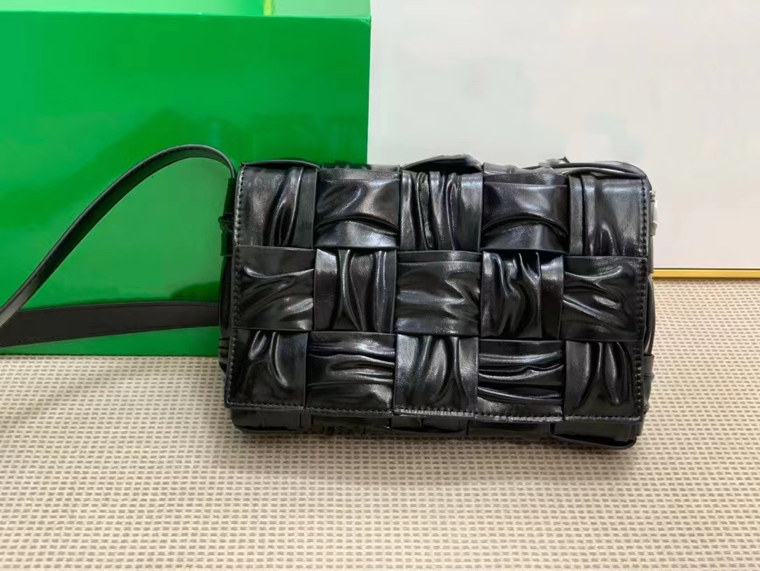 2022 New Fashion High Quality Genuine Leather Single Shoulder Bag Brand Design Woven Ruched Bag Women Crossbody Messenger Bags, White
2022 New Fashion High Quality Genuine Leather Single Shoulder Bag Brand Design Woven Ruched Bag Women Crossbody Messenger Bags, White