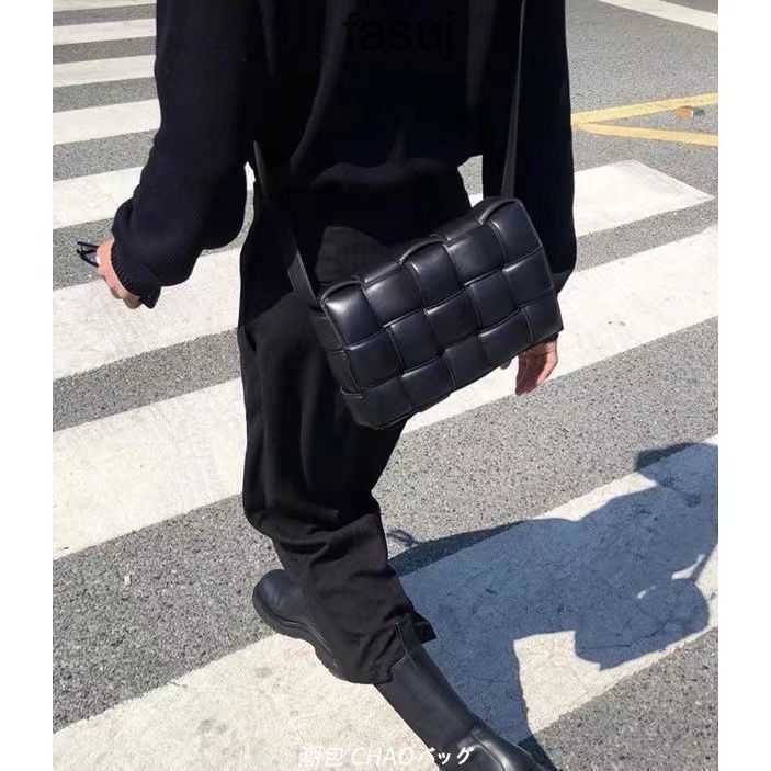 Fashion Ladies Bottess bags Venetas New woven pillow Big grid bean curd Cloud Cassette diagonal cross small square Couple mailman, Black
Fashion Ladies Bottess bags Venetas New woven pillow Big grid bean curd Cloud Cassette diagonal cross small square Couple mailman, Black