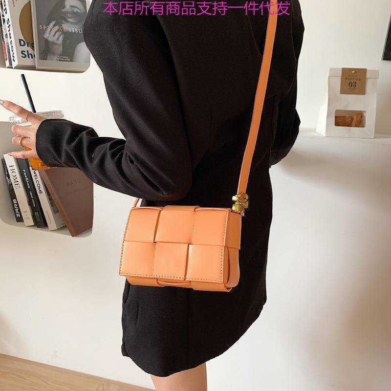 Luxurious Designer Bottess bags Venetas Minority design woven women's high sense messenger 2022 new summer have a logo, White
Luxurious Designer Bottess bags Venetas Minority design woven women's high sense messenger 2022 new summer have a logo, White