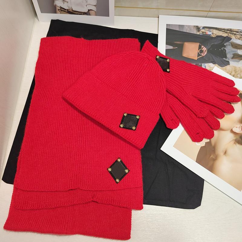9Colors L Designers 2022 Winter Wool Beanies Scarves Gloves 3 Piece Suit Fox Beanie Scarf Couple Sports Knitted Skull Caps With Tags
9Colors L Designers 2022 Winter Wool Beanies Scarves Gloves 3 Piece Suit Fox Beanie Scarf Couple Sports Knitted Skull Caps With Tags