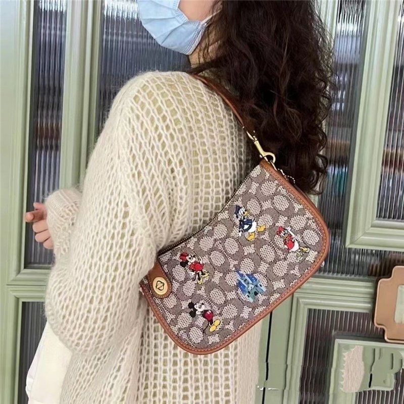 designer bag Luxury diapers bag coa can be clipped under the armpit or cross-body for a great look, As picture
designer bag Luxury diapers bag coa can be clipped under the armpit or cross-body for a great look, As picture