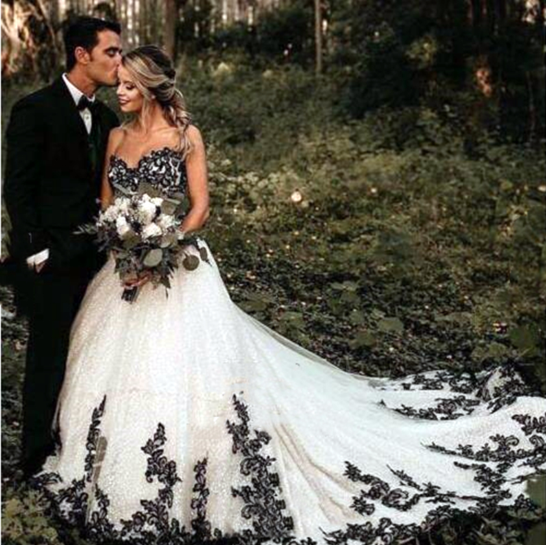 White And Black Gothic Wedding Dress A-Line Vintage Strapless Bride Gowns Sweetheart Neck Sleevless Long Train Country Bridal Robe Lace Appliques Plus