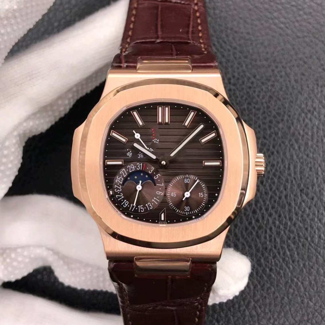 Men's mechanical watch gold dial 41mm original import super movement automatic winding moon phase function kinetic energy movement strap designer watches
Men's mechanical watch gold dial 41mm original import super movement automatic winding moon phase function kinetic energy movement strap designer watches