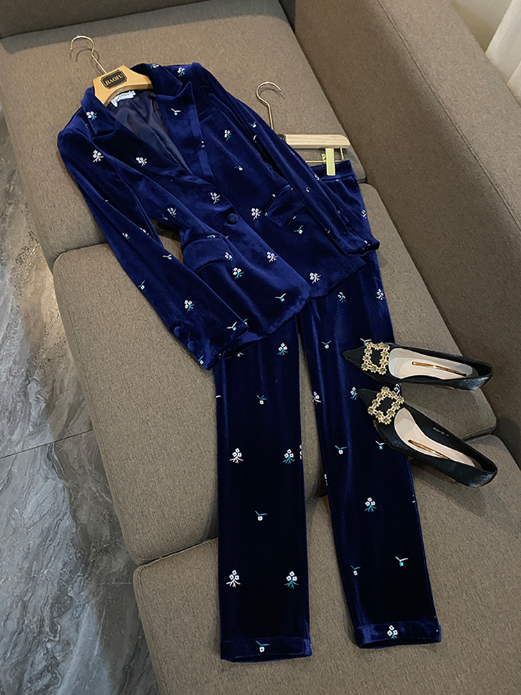 2022 Autumn Blue Floral Embroidery Two Piece Pants Sets Long Sleeve Notched-Lapel Velour Blazers Top & Ankle-Length Pants Suits Set M2O290036
2022 Autumn Blue Floral Embroidery Two Piece Pants Sets Long Sleeve Notched-Lapel Velour Blazers Top & Ankle-Length Pants Suits Set M2O290036