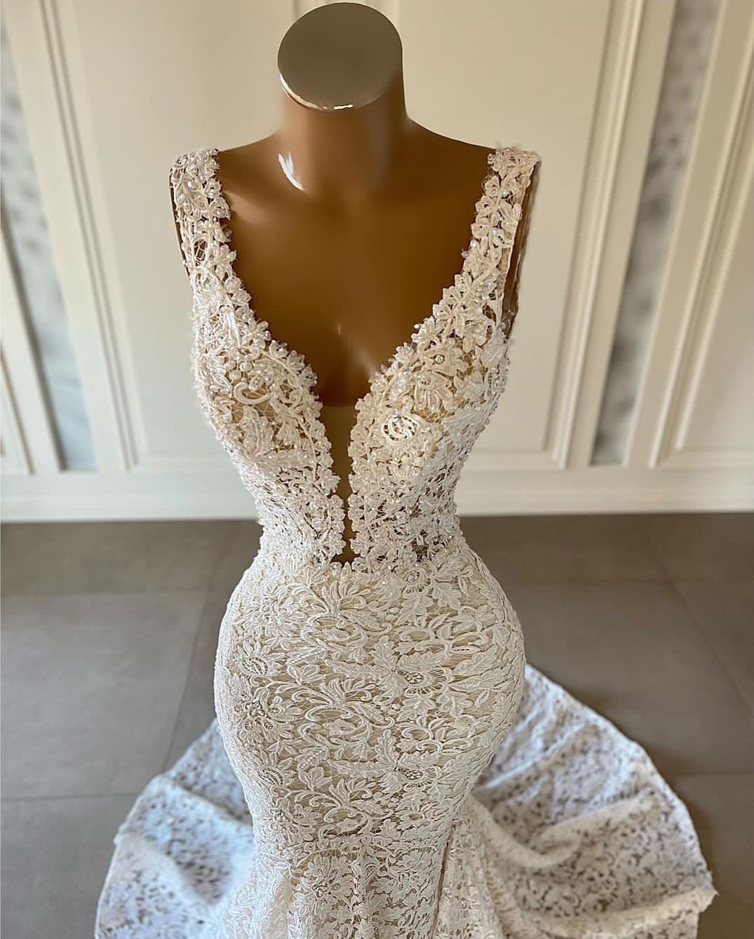 Elegant Wedding Sleeveless Spaghetti Straps V Neck Sequins Appliques 3D Lace Hollow Embroidery Formal Dresses Bridal Gowns Sweep Train Vestido de novi