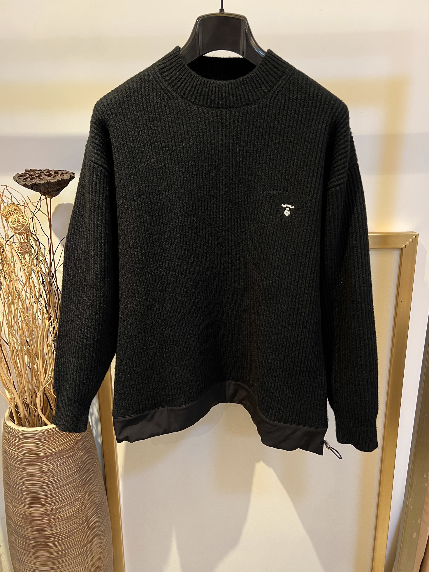 Winter brand new black mens sweater highquality elastic knitted wool fabric hem stitching design luxury designer sweater
Winter brand new black mens sweater highquality elastic knitted wool fabric hem stitching design luxury designer sweater