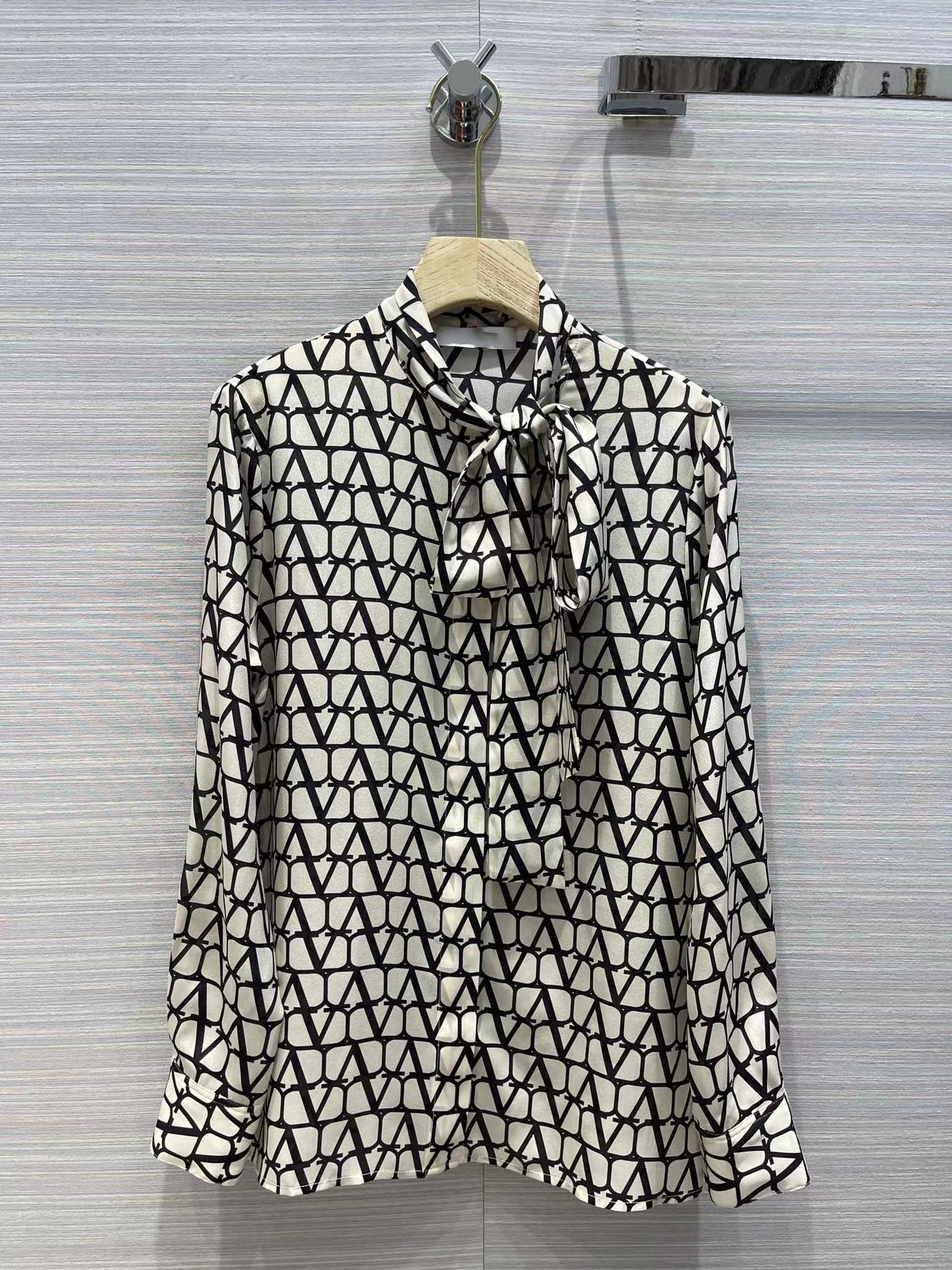 Milan Runway Shirts 2023 New Spring Stand Collar Long Sleeve Print Designer Blouses Brand Same Style Women' 0107-10, Picture color
Milan Runway Shirts 2023 New Spring Stand Collar Long Sleeve Print Designer Blouses Brand Same Style Women' 0107-10, Picture color