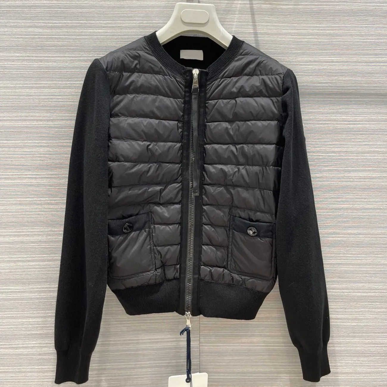 mon MAYA Luxury Designer Men's Down Jacket Women's Jackets Fashion coat 2 Color Embroidery White Black Champagne Asian Size S/M/L/XL/2XL
mon MAYA Luxury Designer Men's Down Jacket Women's Jackets Fashion coat 2 Color Embroidery White Black Champagne Asian Size S/M/L/XL/2XL