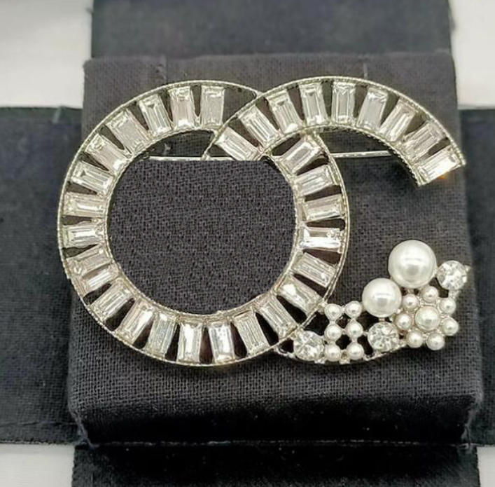 23ss 20color Brand Luxury Desinger Brooches Women Rhinestone Pearl Letter Brooch Suit Pins Fashion Jewelry Clothing Decoration Accessories
23ss 20color Brand Luxury Desinger Brooches Women Rhinestone Pearl Letter Brooch Suit Pins Fashion Jewelry Clothing Decoration Accessories