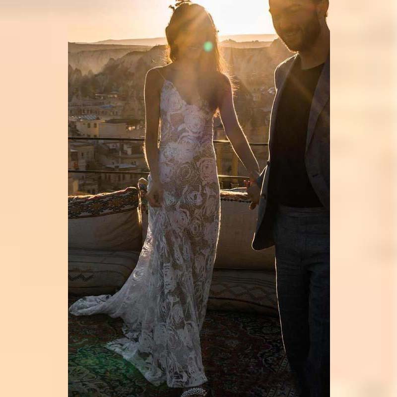Latest Beach A e Lace Bridal Gowns Backless Plunge V Necke with Straps Wedding Dress for Bride Sexy On Sale