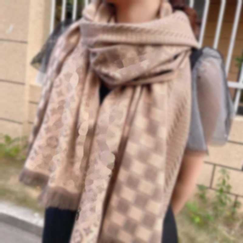 Scarf female autumn winter Scarves thickened cashmere like scarf double-sided color matching clover live broadcast shawl
Scarf female autumn winter Scarves thickened cashmere like scarf double-sided color matching clover live broadcast shawl