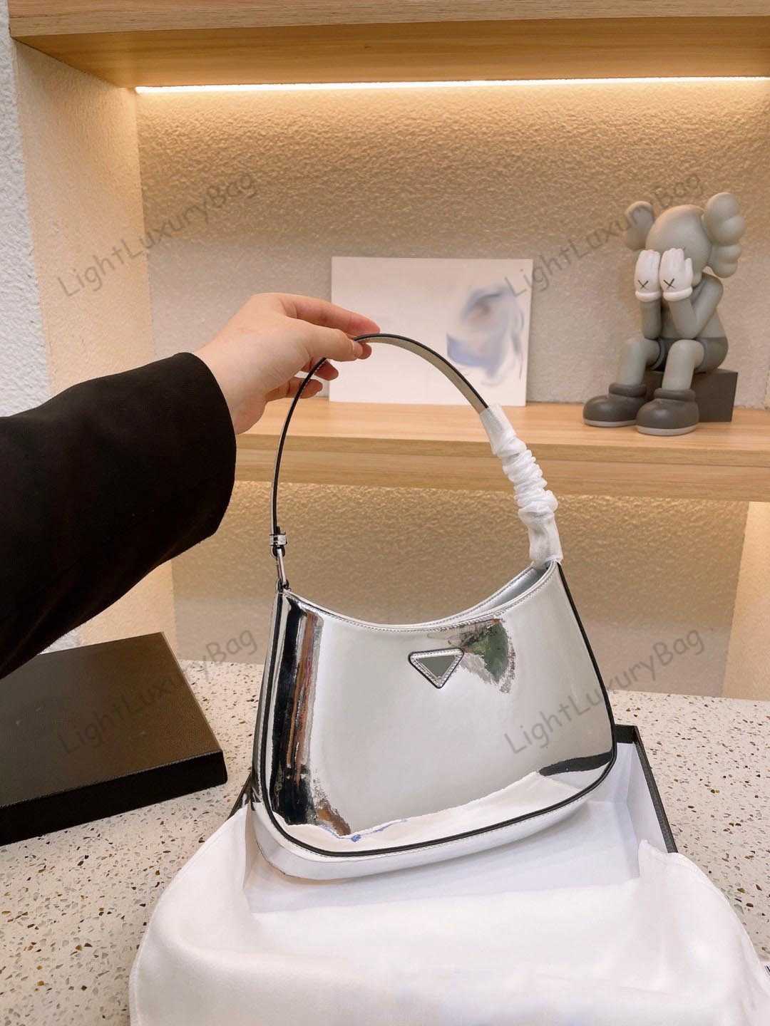 Shoulder Bag Designer Bright Leather Light Luxury Handbag Quality Crossbody For Women Classic Famous Brand Shopping Purses 221028
Shoulder Bag Designer Bright Leather Light Luxury Handbag Quality Crossbody For Women Classic Famous Brand Shopping Purses 221028