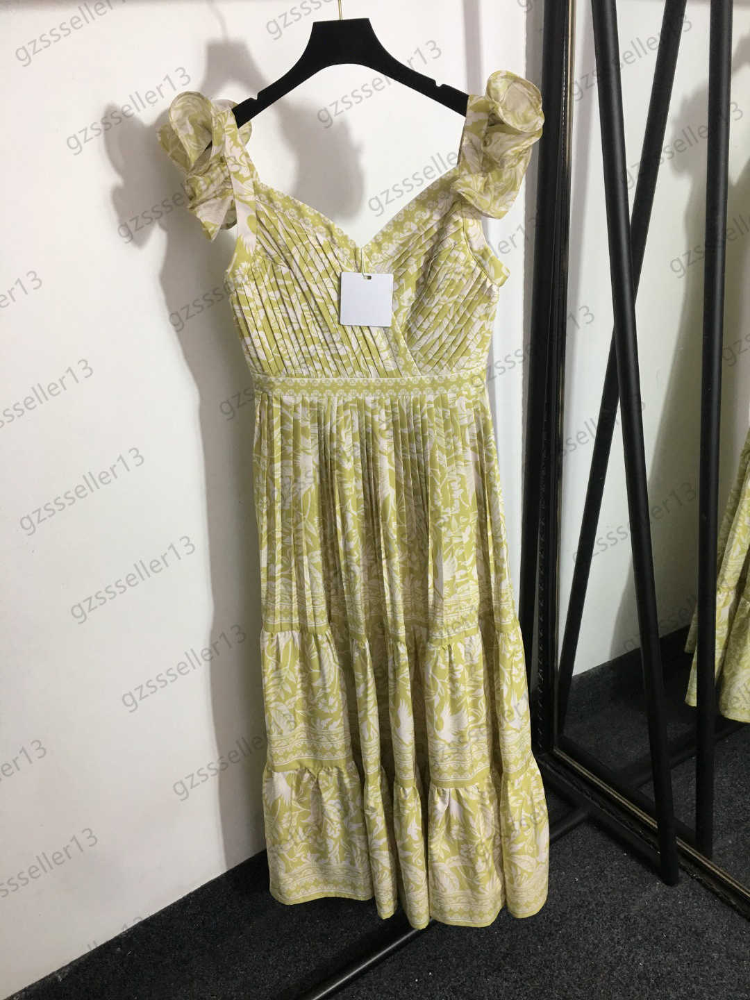 Dress Womens Designer Clothing Floral Print Collect Waist Pleated Dresses Lotus Leaf Sling Soft Lining Anti Light Design Long Skirt Temperament Woman Clothes
Dress Womens Designer Clothing Floral Print Collect Waist Pleated Dresses Lotus Leaf Sling Soft Lining Anti Light Design Long Skirt Temperament Woman Clothes