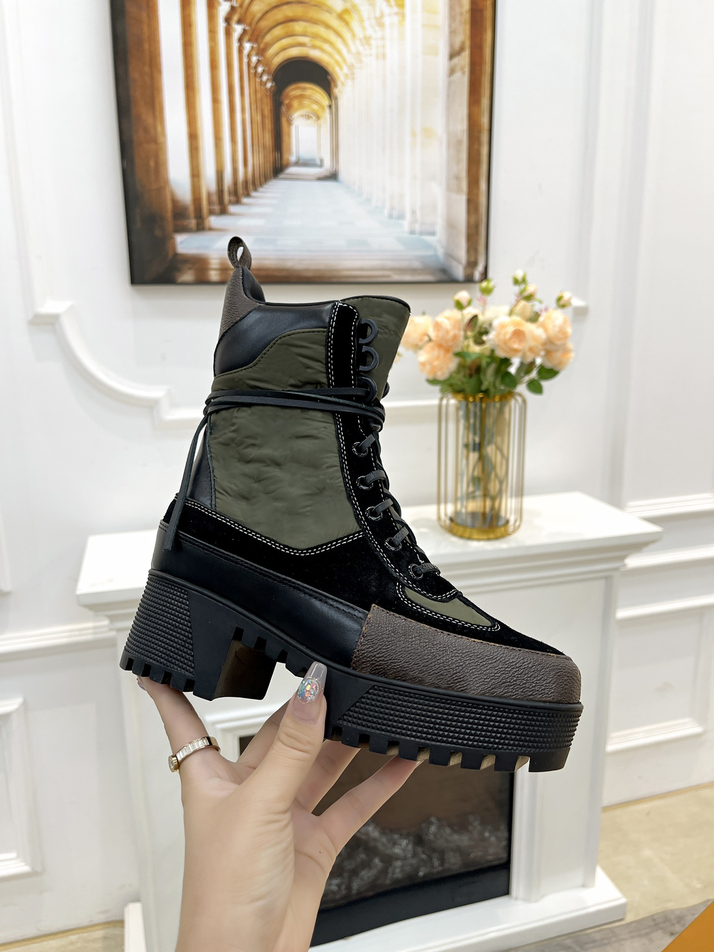 2022 Women Laureate Platform Desert Boot Suede Calf Leather Monograms Canvas Beige Dark Gray Winter Casual Shoes Designer Luxury Fashion Martin Snow Boots With Box, Customize
2022 Women Laureate Platform Desert Boot Suede Calf Leather Monograms Canvas Beige Dark Gray Winter Casual Shoes Designer Luxury Fashion Martin Snow Boots With Box, Customize