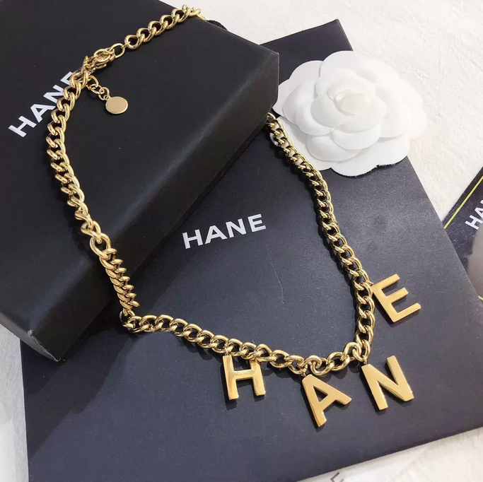 23ss Fashionable 18K Gold Plated Stainless Steel Necklaces Choker Letter Pendant Statement Fashion Womens Necklace Wedding Jewelry
23ss Fashionable 18K Gold Plated Stainless Steel Necklaces Choker Letter Pendant Statement Fashion Womens Necklace Wedding Jewelry