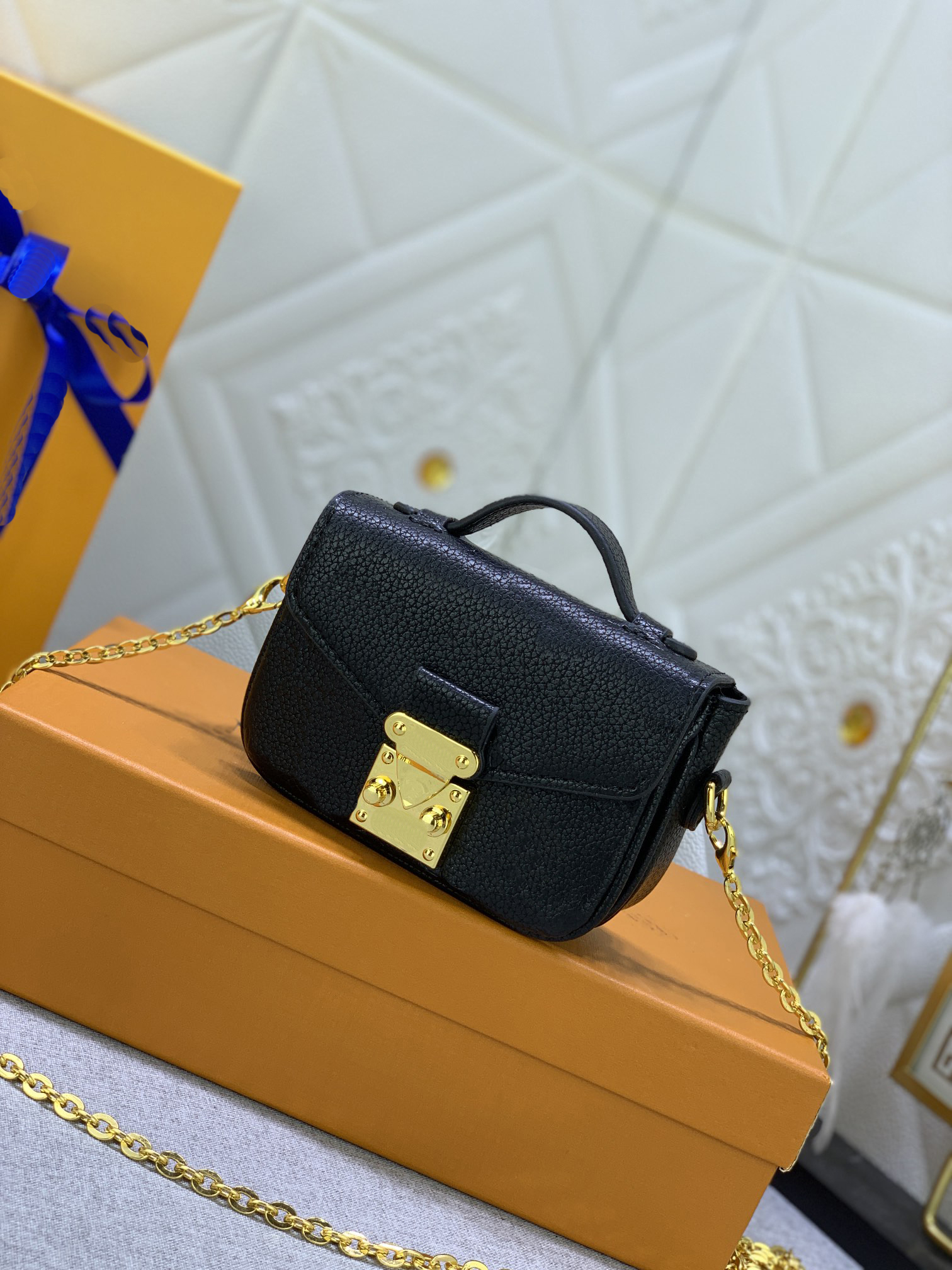 Women's handbag Luxury bag Chain and leather S-lock lock design traditional hard case Embossed to accommodate cosmetic mobile phone banknote dinner, 81389#pink
Women's handbag Luxury bag Chain and leather S-lock lock design traditional hard case Embossed to accommodate cosmetic mobile phone banknote dinner, 81389#pink