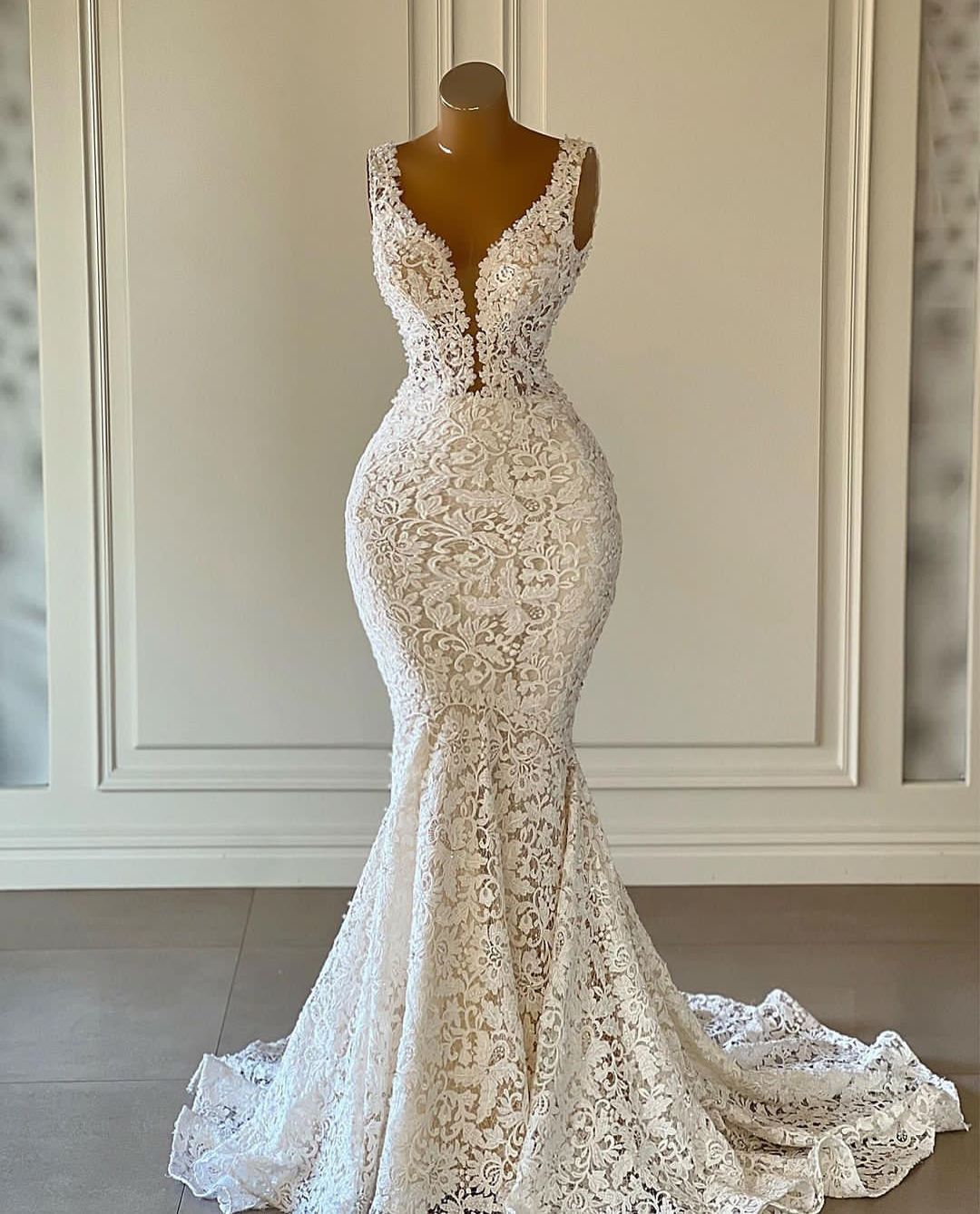 Elegant Wedding Sleeveless Spaghetti Straps V Neck Sequins Appliques 3D Lace Hollow Embroidery Formal Dresses Bridal Gowns Sweep Train Vestido de novi