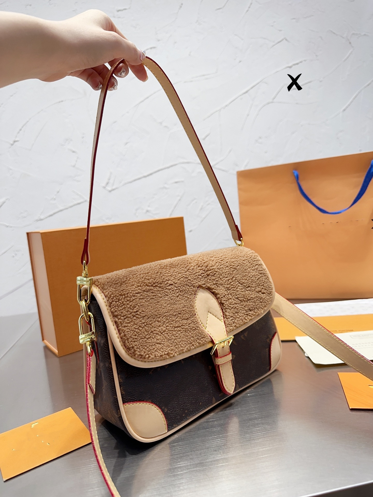 High quality designer shoulder bag Women's fur matching leather fashion bag with cross body 2023
High quality designer shoulder bag Women's fur matching leather fashion bag with cross body 2023