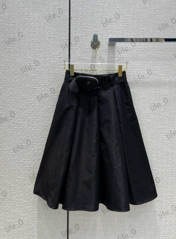 Designer Fashion Women Short Skirts Classic Pleated A-line Skirt Triangle Pockets High Waist Slim Skirts Texture Casual All-match Brand Womens Clothes 1970
Designer Fashion Women Short Skirts Classic Pleated A-line Skirt Triangle Pockets High Waist Slim Skirts Texture Casual All-match Brand Womens Clothes 1970