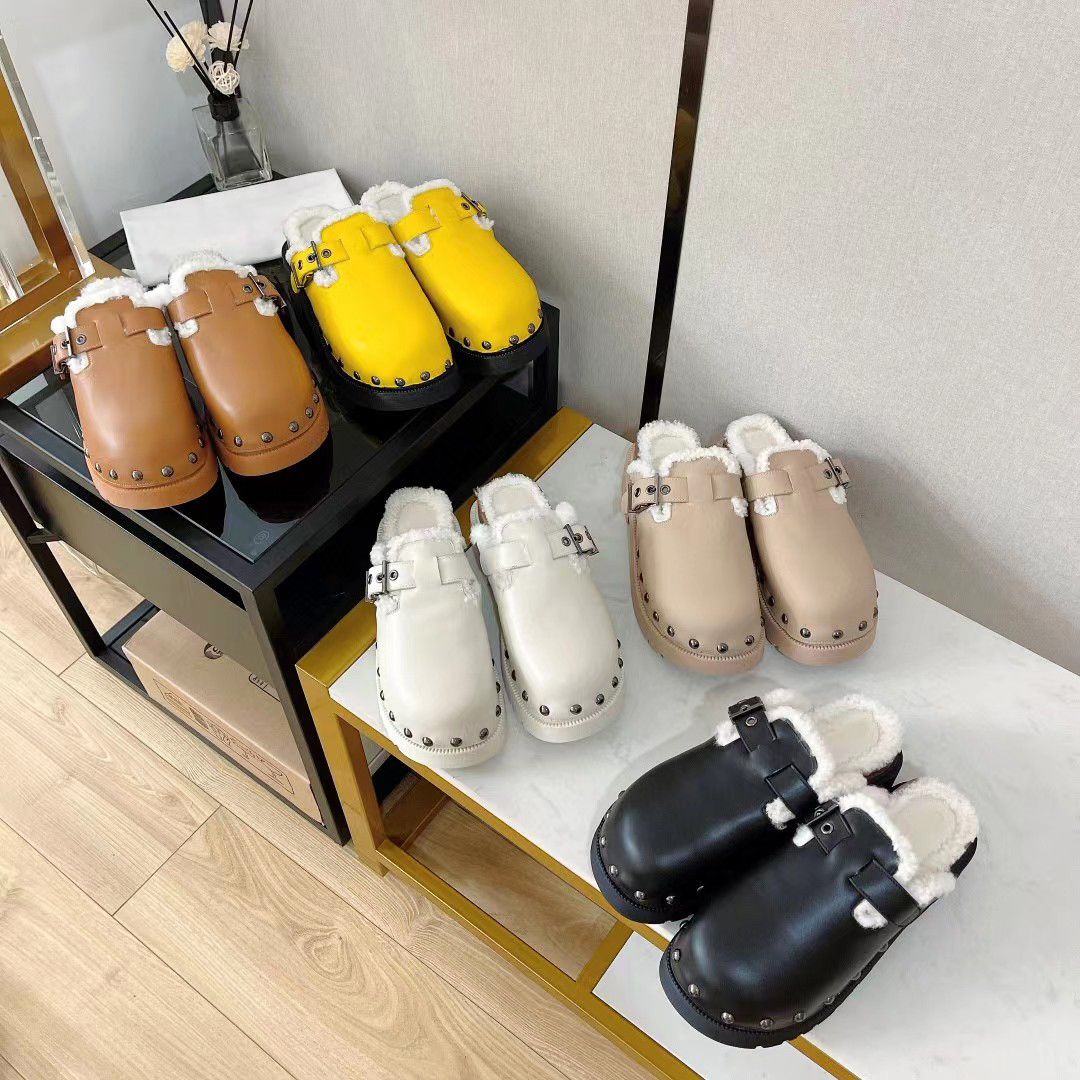 2022 New Belt Buckle Decorative Rivet Slippers Thick soled Muffin Warm Wool Baotou Slippers Luxury Designers Wear Women's Casual Muller Shoes, Black
2022 New Belt Buckle Decorative Rivet Slippers Thick soled Muffin Warm Wool Baotou Slippers Luxury Designers Wear Women's Casual Muller Shoes, Black