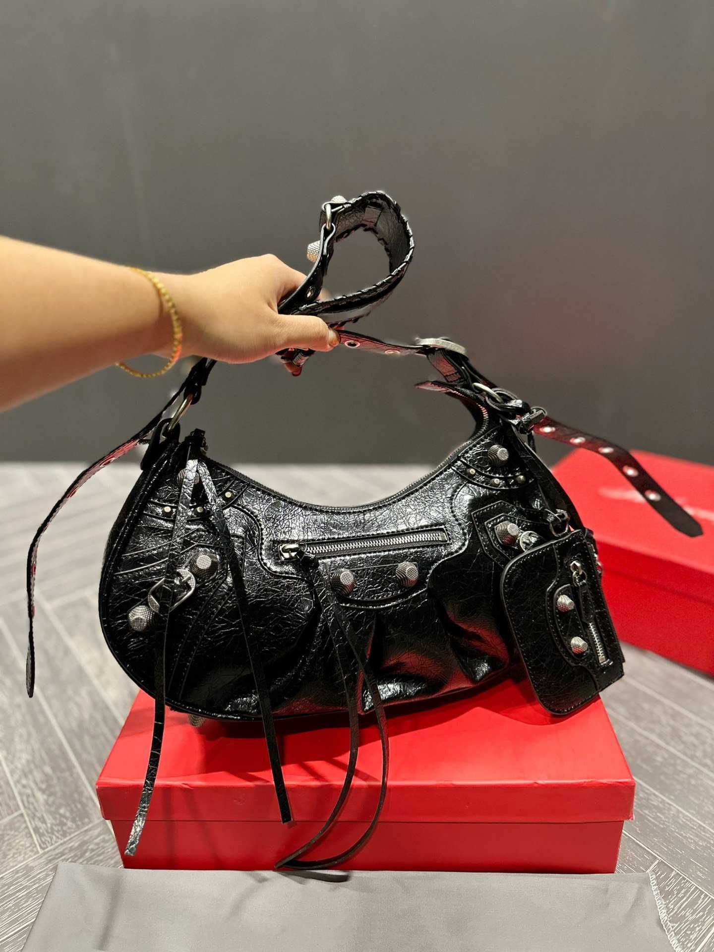 Motorcy dLe Cagol Bags Pleated Lambskin Fashion High-Quality Casual Collocation Backpacks Designer Purse The Tote Bag Shoulder Luxury Purses Bags Fashion, Welcome to purchase
Motorcy dLe Cagol Bags Pleated Lambskin Fashion High-Quality Casual Collocation Backpacks Designer Purse The Tote Bag Shoulder Luxury Purses Bags Fashion, Welcome to purchase