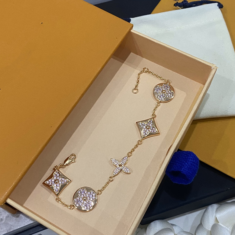 2022 Classic Flower Designers Bracelet Women Titanium Steel Charm Bracelets Fashion Friend Girlfriend Gift Charms With BOX L103
2022 Classic Flower Designers Bracelet Women Titanium Steel Charm Bracelets Fashion Friend Girlfriend Gift Charms With BOX L103