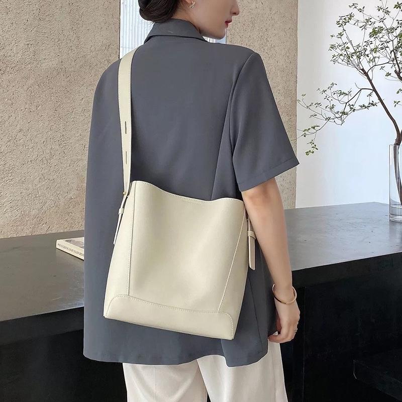 Evening Bags Simple Niche Design Light Yellow Bucket Bag Cowhide Leather Adjustable Women Shoulder Large High Quality Commuter Tote, Black
Evening Bags Simple Niche Design Light Yellow Bucket Bag Cowhide Leather Adjustable Women Shoulder Large High Quality Commuter Tote, Black