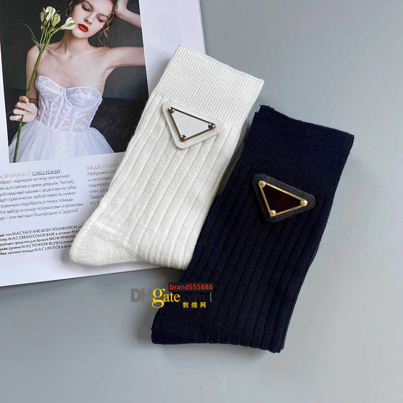 Wholesale Autumn Winter Designer Socks Double-layer Leather With Iron Black White Cotton Stockings Women Sports Hosiery
Wholesale Autumn Winter Designer Socks Double-layer Leather With Iron Black White Cotton Stockings Women Sports Hosiery