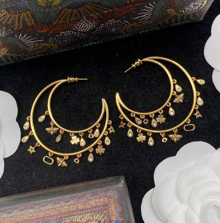 Luxury Gold Moon Dangle Hoop Earring Eardrop Classic Circle Letter Designer Earring Studs for Women Female Jewelry Party Wedding Gift With Box
Luxury Gold Moon Dangle Hoop Earring Eardrop Classic Circle Letter Designer Earring Studs for Women Female Jewelry Party Wedding Gift With Box