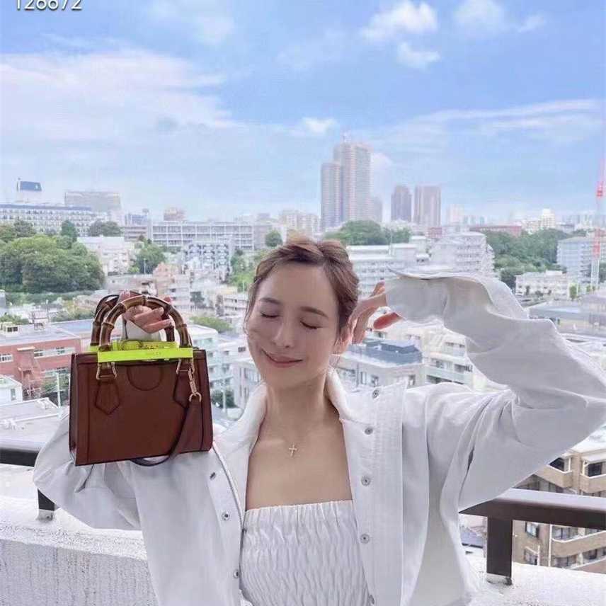 new solid color bamboo knuckle tote bag quality goods portable sling single shoulder diagonal Bag Fashion good women handbags sale, Brown
new solid color bamboo knuckle tote bag quality goods portable sling single shoulder diagonal Bag Fashion good women handbags sale, Brown
