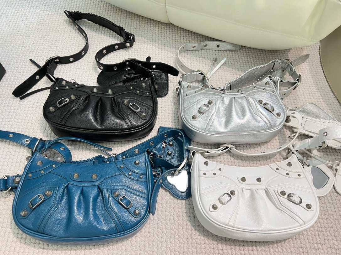 Motorcy dLe Cagol Bags Pleated Lambskin Fashion 27-16cm Hot-Sale Vintage Charm Durable Gift Crossbody Tote Bags Bag Shoulder Designer Wallet Totes Handbags Women, Welcome to purchase
Motorcy dLe Cagol Bags Pleated Lambskin Fashion 27-16cm Hot-Sale Vintage Charm Durable Gift Crossbody Tote Bags Bag Shoulder Designer Wallet Totes Handbags Women, Welcome to purchase