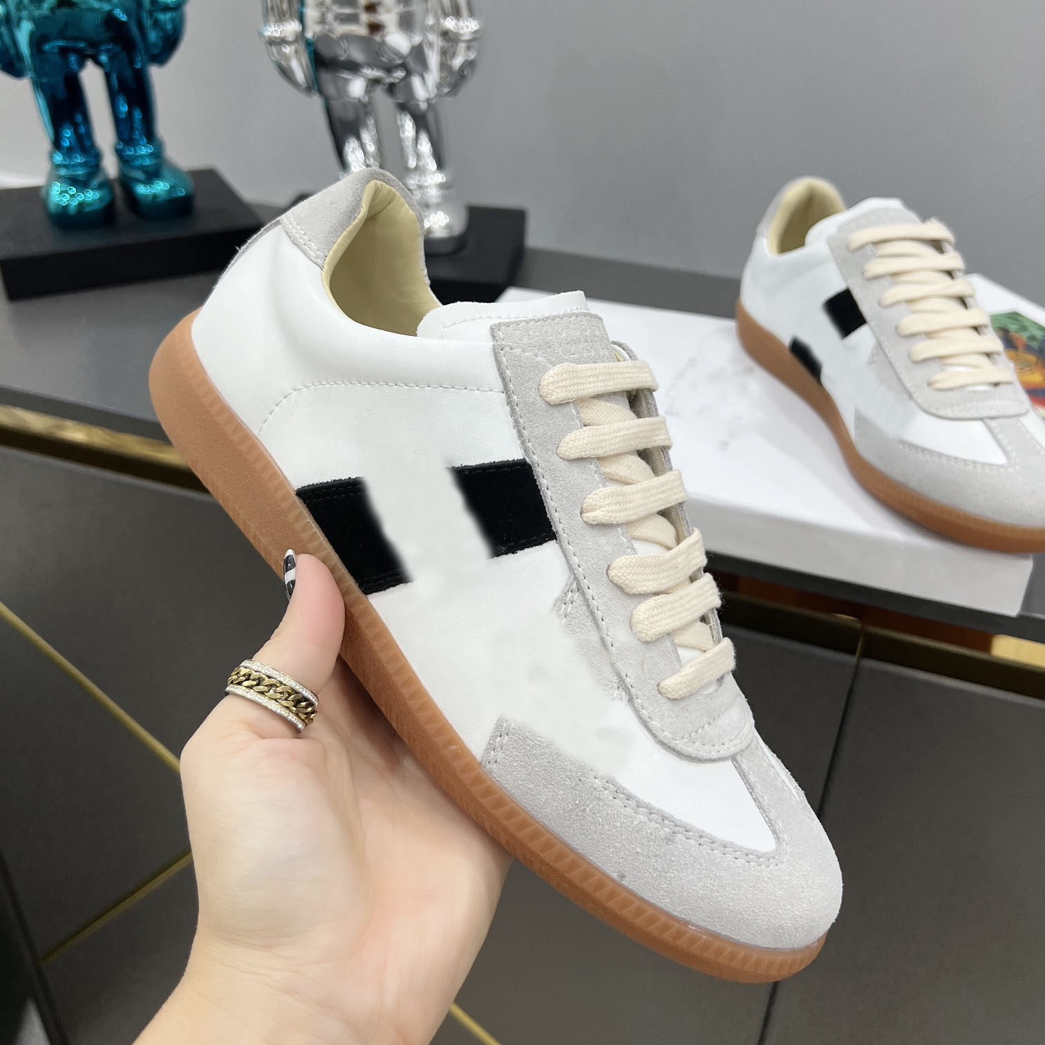 Top quality classic MM shoes retro designer margiela casual sports shoes for men and women flat wear-resistant sole simple design size 35-45, Brown
Top quality classic MM shoes retro designer margiela casual sports shoes for men and women flat wear-resistant sole simple design size 35-45, Brown