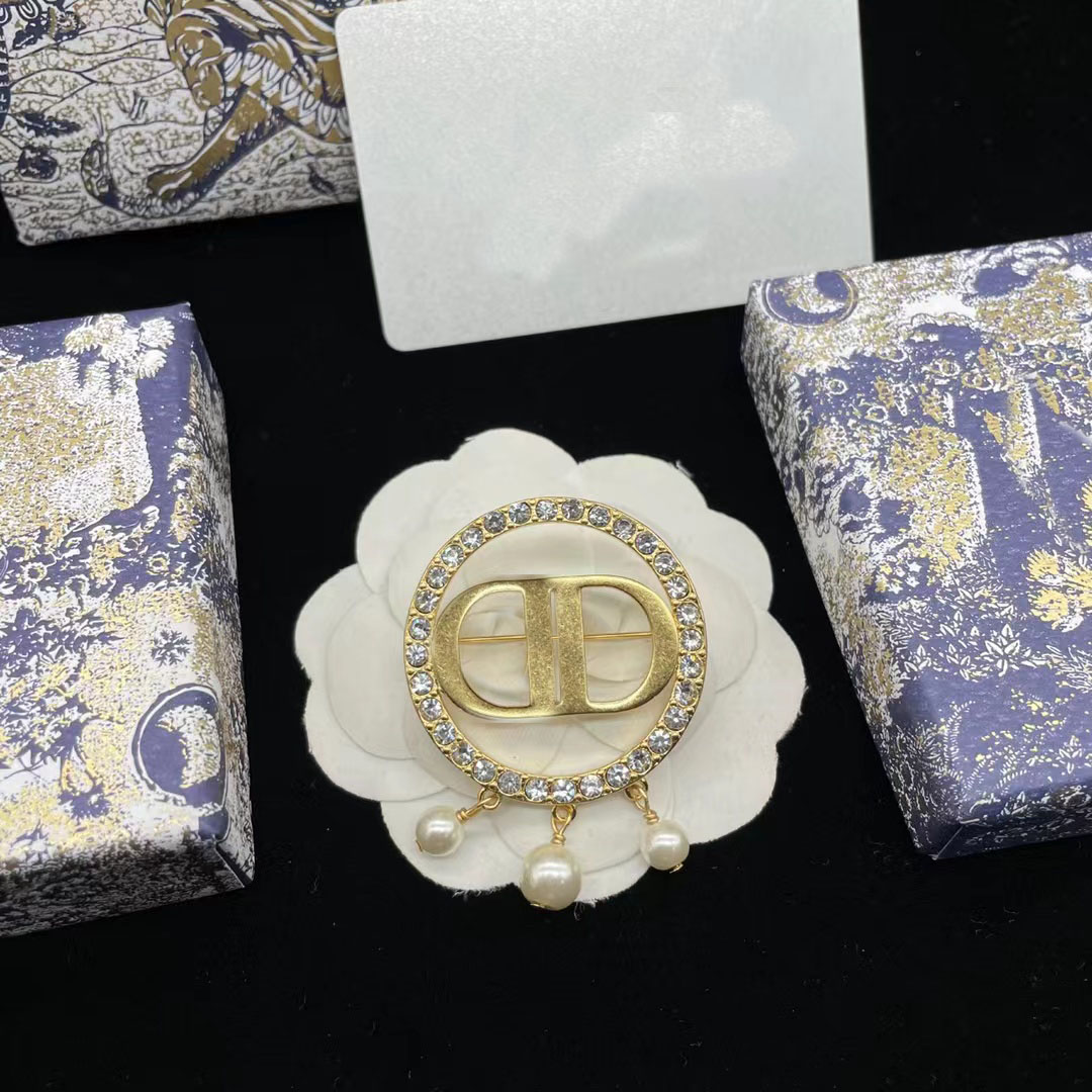 2022 New Brooches Fashion Luxury Brand Designer Diamond Pearl Pendant Wedding Party Valentine's Day Gift Jewelry With Box With Stamp
2022 New Brooches Fashion Luxury Brand Designer Diamond Pearl Pendant Wedding Party Valentine's Day Gift Jewelry With Box With Stamp