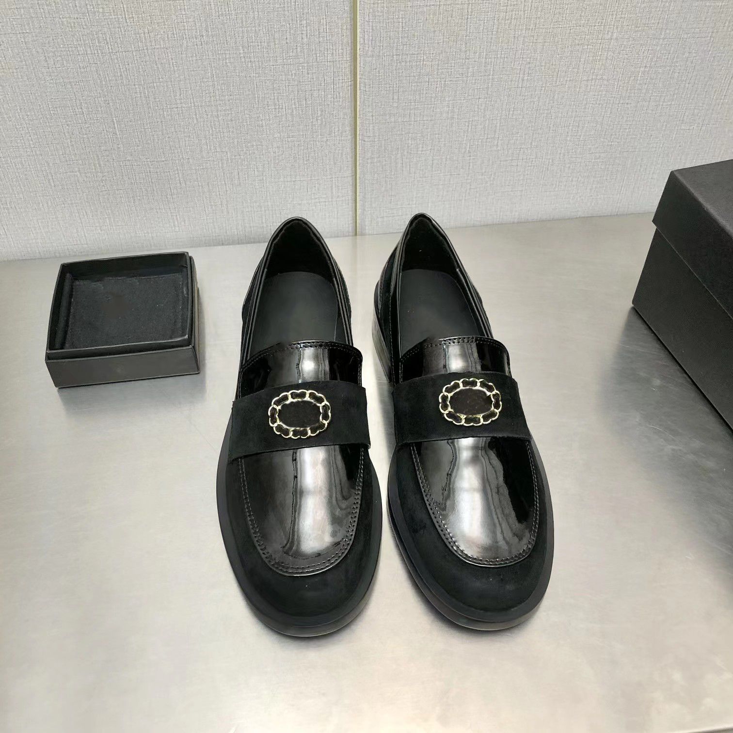 22ss loafers Dress shoes Black and white classic color Uppers center logo decoration Enjoy the charming and noble Size 35-41
22ss loafers Dress shoes Black and white classic color Uppers center logo decoration Enjoy the charming and noble Size 35-41