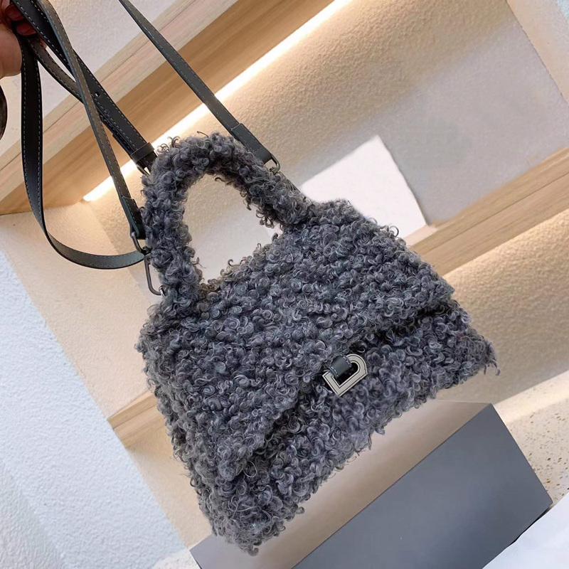 Woman Furry Hourglass Bags designer bag luxury tote bag handbag crossbody single shoulder small totes lady phone purse pochette handbags Sheep Fur 5A, Box(could get damaged)
Woman Furry Hourglass Bags designer bag luxury tote bag handbag crossbody single shoulder small totes lady phone purse pochette handbags Sheep Fur 5A, Box(could get damaged)