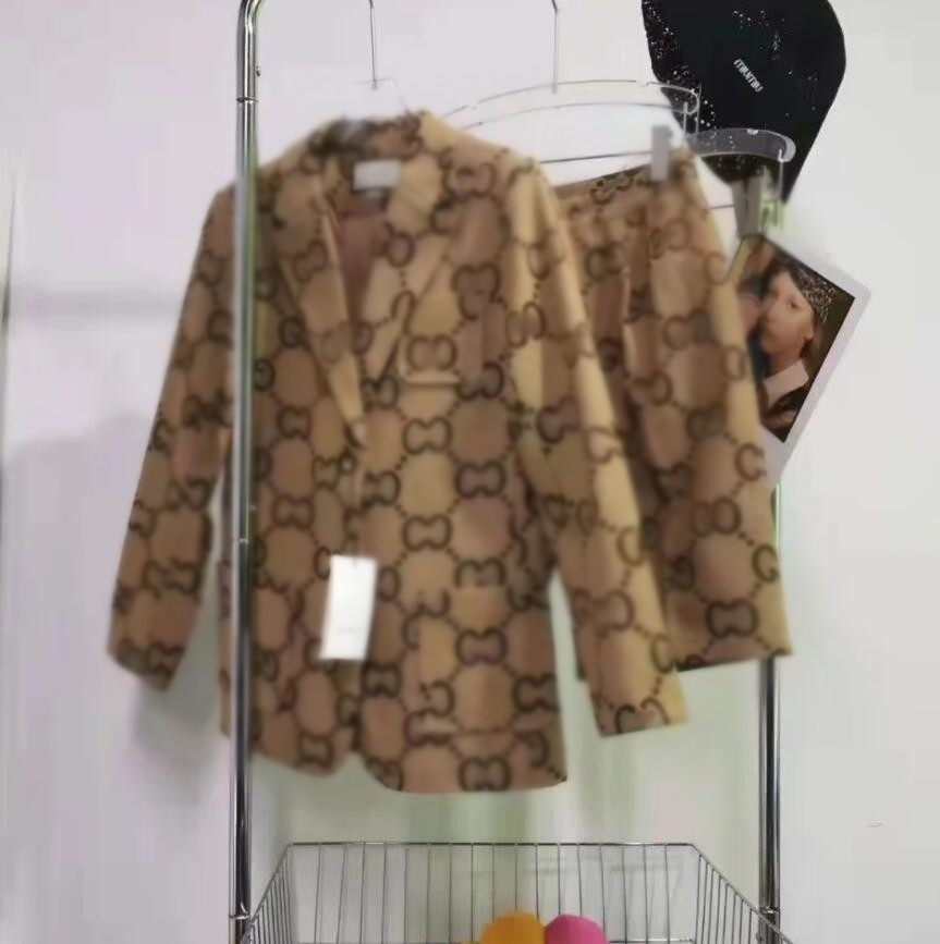Women's Jackets Spring Autumn 2022GG New Alphabet Jacquard English Style Designer brand Suit Coat Two piece shorts suit
Women's Jackets Spring Autumn 2022GG New Alphabet Jacquard English Style Designer brand Suit Coat Two piece shorts suit