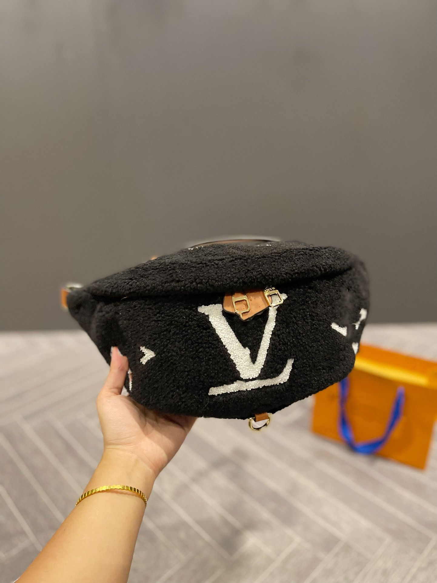 LQ Winter latest Teddy series Totes Bag high version Waist Satchel lamb hair Fashion Bags Luxury designer purses Shopping wallet hobo handbag coin purse woman wallet, Brown
LQ Winter latest Teddy series Totes Bag high version Waist Satchel lamb hair Fashion Bags Luxury designer purses Shopping wallet hobo handbag coin purse woman wallet, Brown