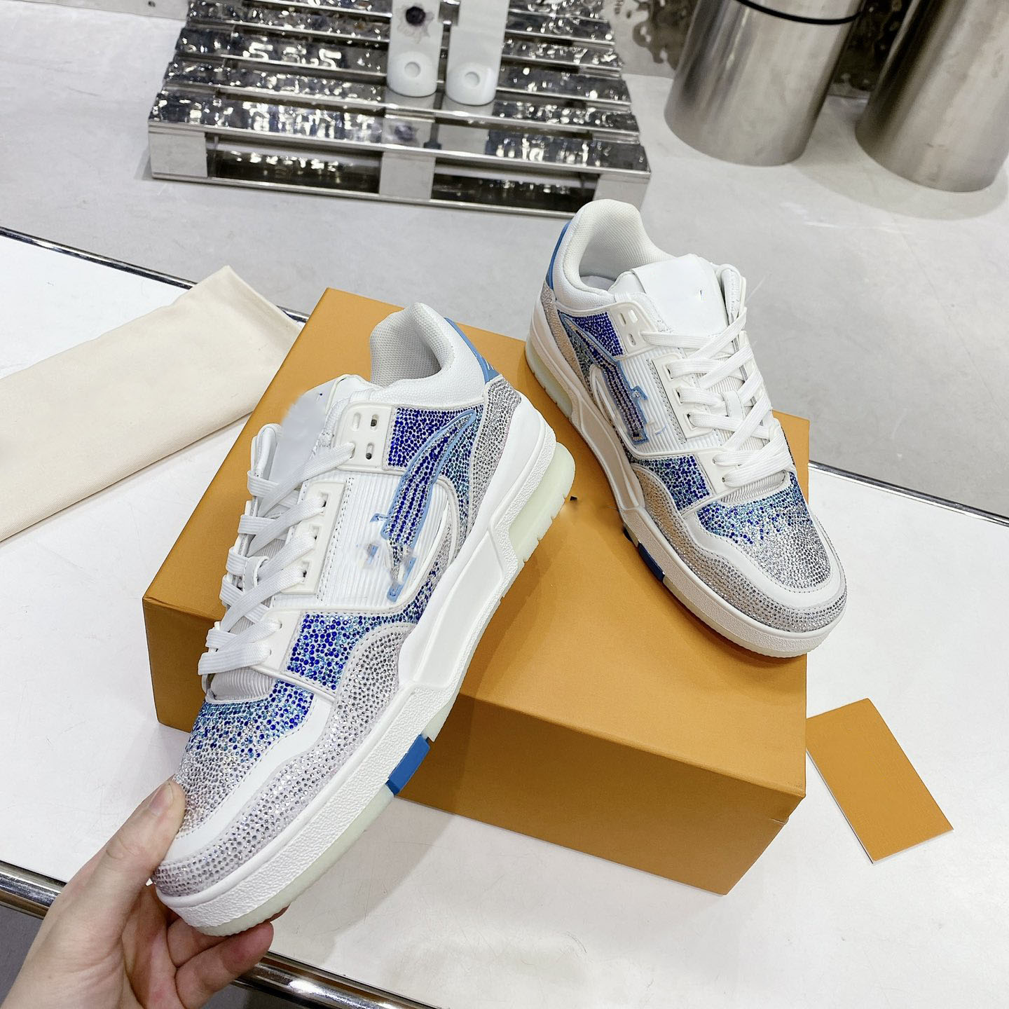 Fashion casual shoes letters reflective flat bottom drill designer thick men's and women's gym outdoor diamond increased running shoes, Brown
Fashion casual shoes letters reflective flat bottom drill designer thick men's and women's gym outdoor diamond increased running shoes, Brown
