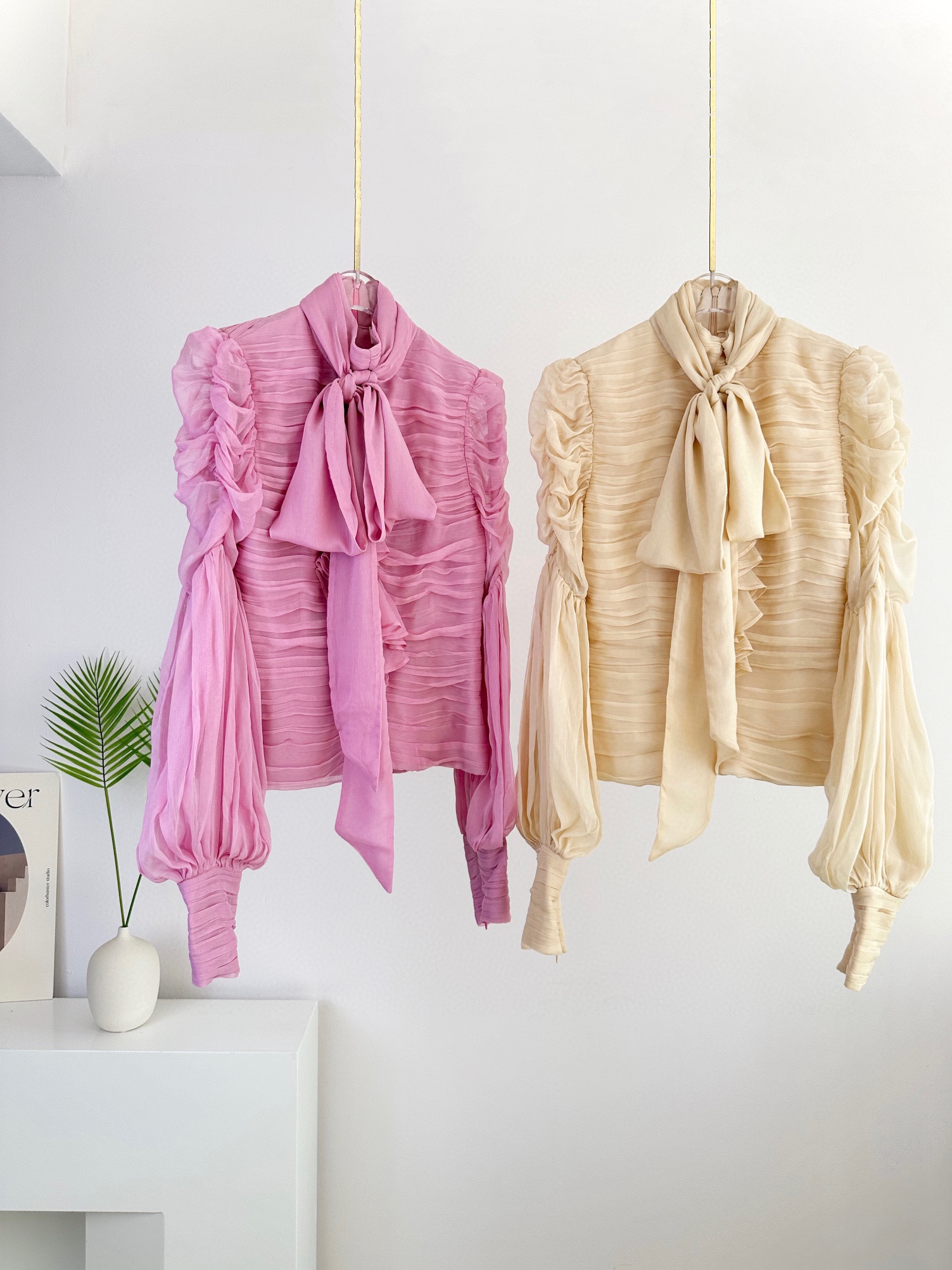 Women' Blouses & Shirts 2022 Luxury Designer Design Autumn Winter New Pleated Lace Neck Long Sleeve Top, Pink
Women' Blouses & Shirts 2022 Luxury Designer Design Autumn Winter New Pleated Lace Neck Long Sleeve Top, Pink