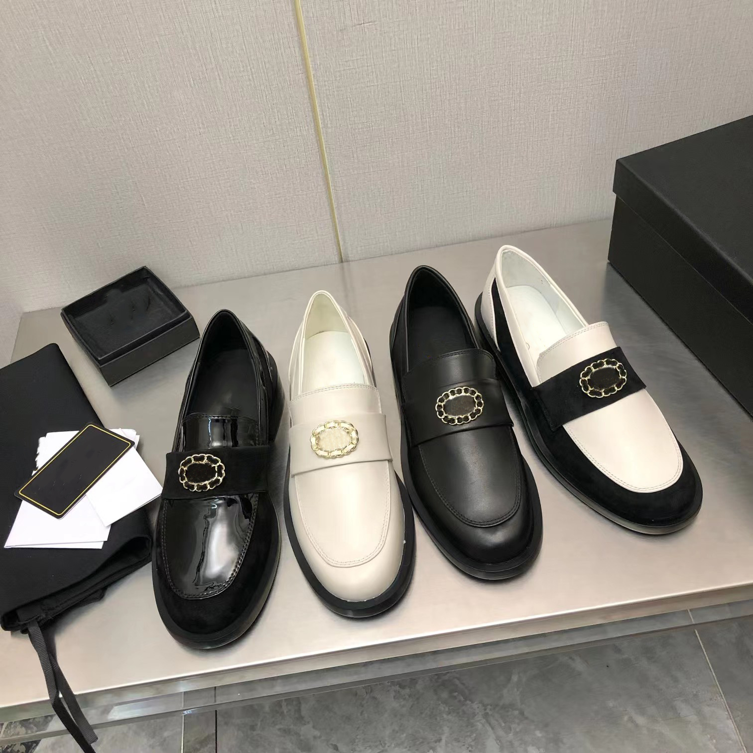 2022 loafers Dress shoes Black and white classic color Uppers center logo decoration Enjoy the charming and noble
2022 loafers Dress shoes Black and white classic color Uppers center logo decoration Enjoy the charming and noble