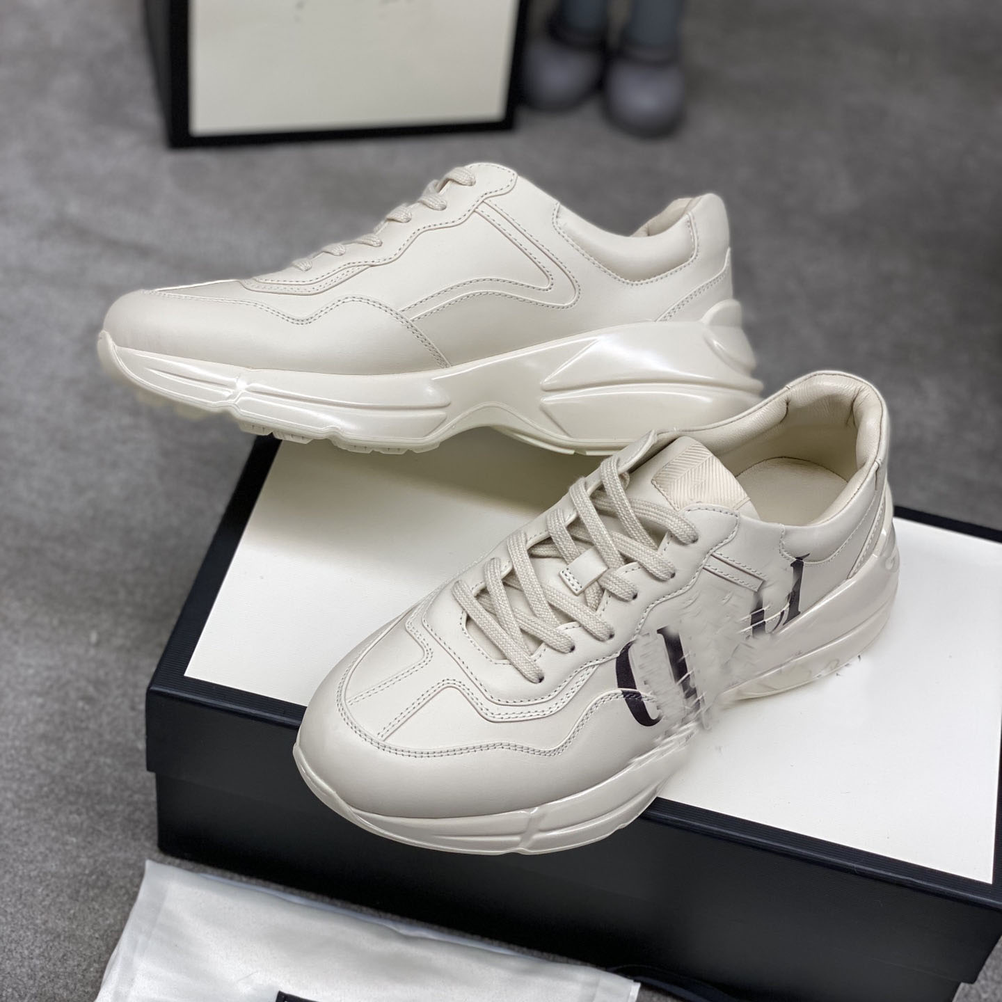Top men's and women's designer sports casual shoes three pink gray pregnant sneakers tennis sneakers jogging walking outdoors, Dark grey
Top men's and women's designer sports casual shoes three pink gray pregnant sneakers tennis sneakers jogging walking outdoors, Dark grey